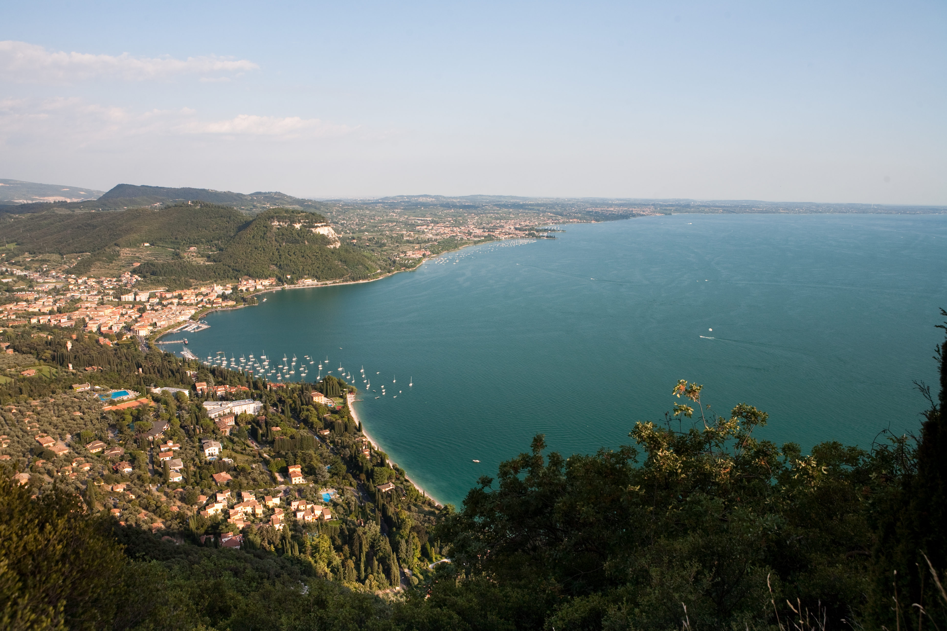 panoramica del golfo di Garda e della costa orientale del lago di Garda